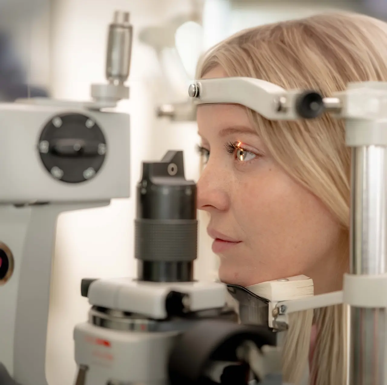 Ung kvinne på medisinsk forundersøkelse hos OSLO SYN for å få utført Laseroperasjon.